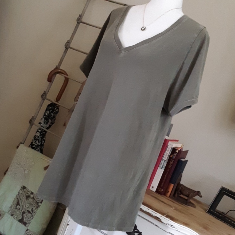 NWOT LuLaRoe distressed look T